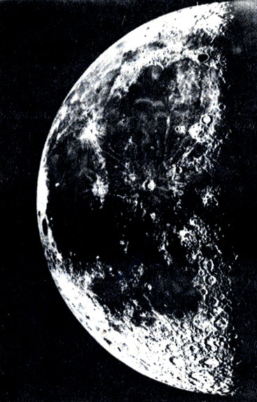 Рис. 64. Поверхность Луны